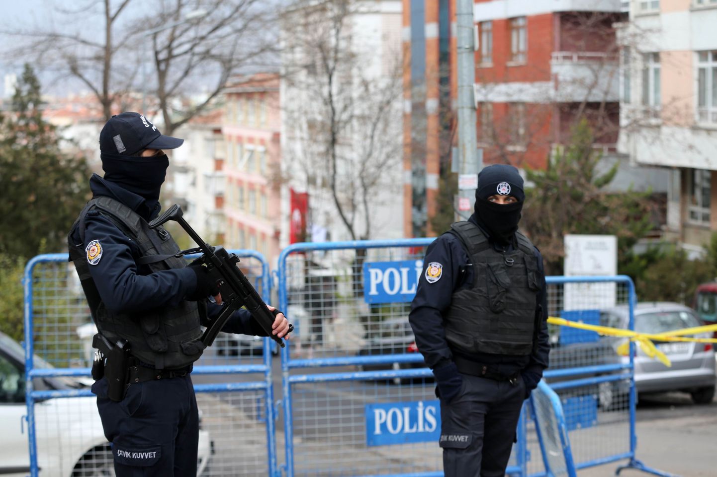 Türgi märulipolitseinikud HDP peakortei ees Ankaras.