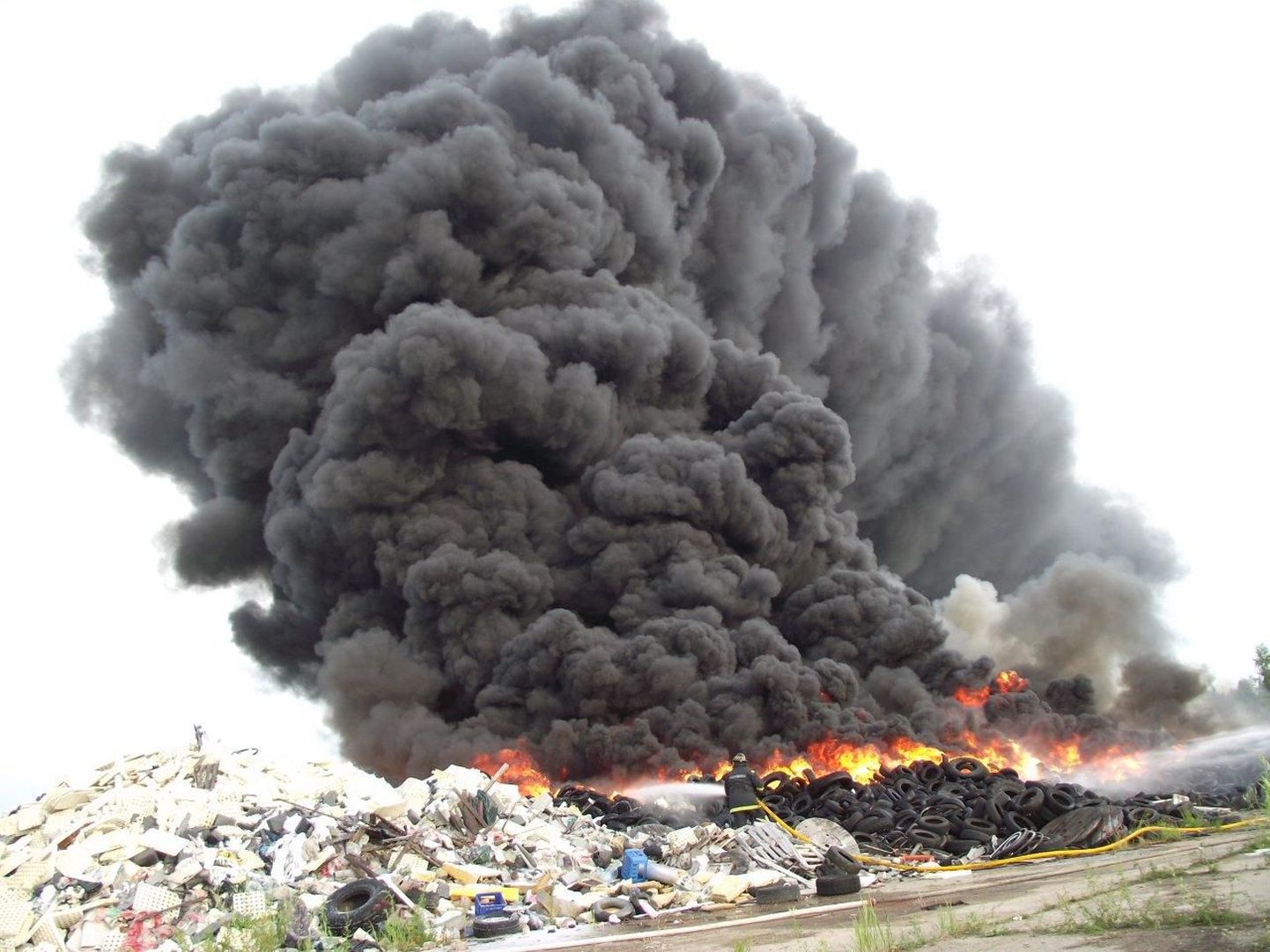 Tartus Raadi endisel lennuväljal põles hommikul suur rehvihunnik.