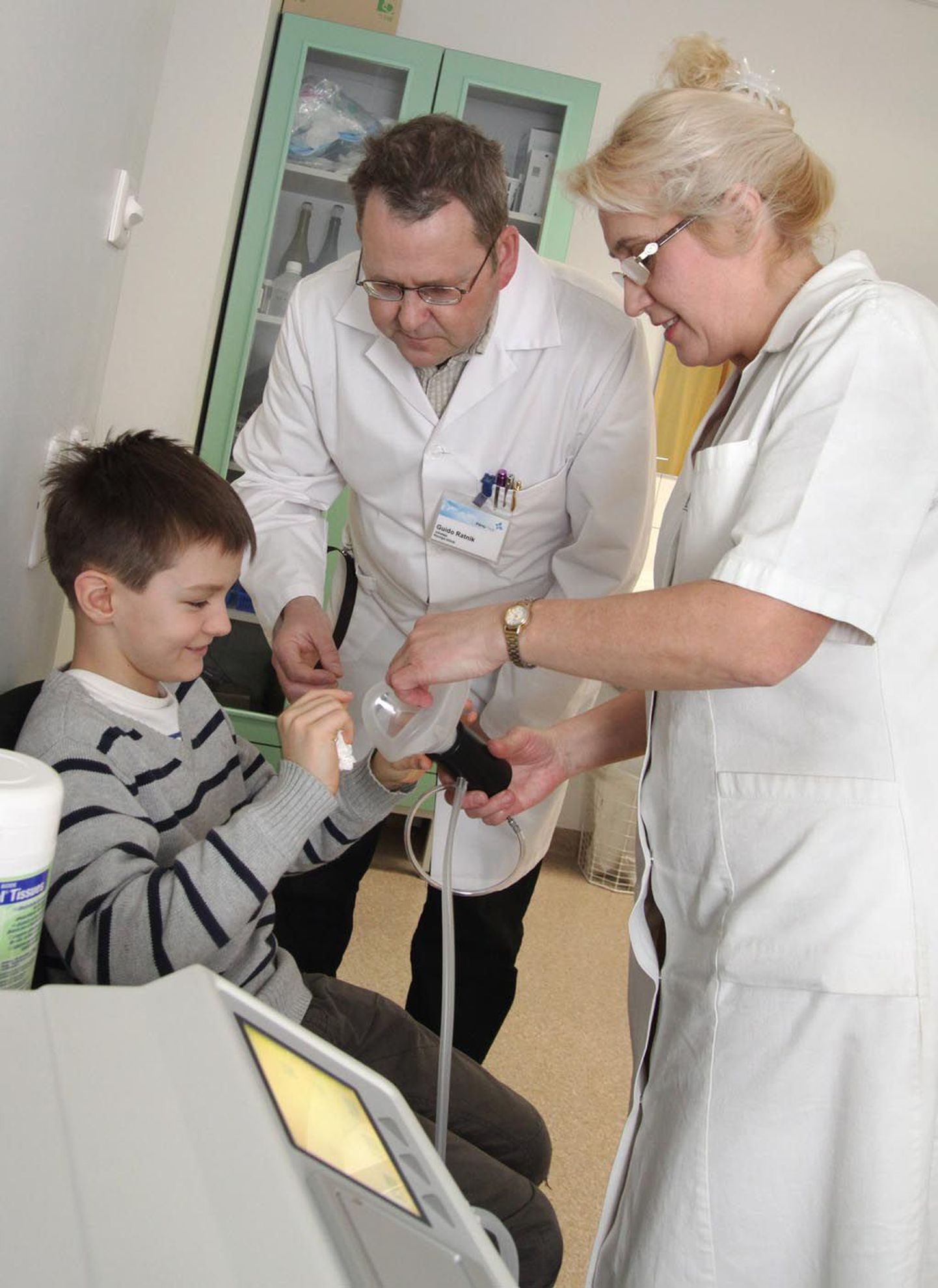 Kirurgiakliiniku juhataja Guido Ratnik valmistub koos meditsiiniõe Tiina Kütiga kontrollima rinomanomeetriga üheksa-aastase Henry Laidma ninahingamistakistust.