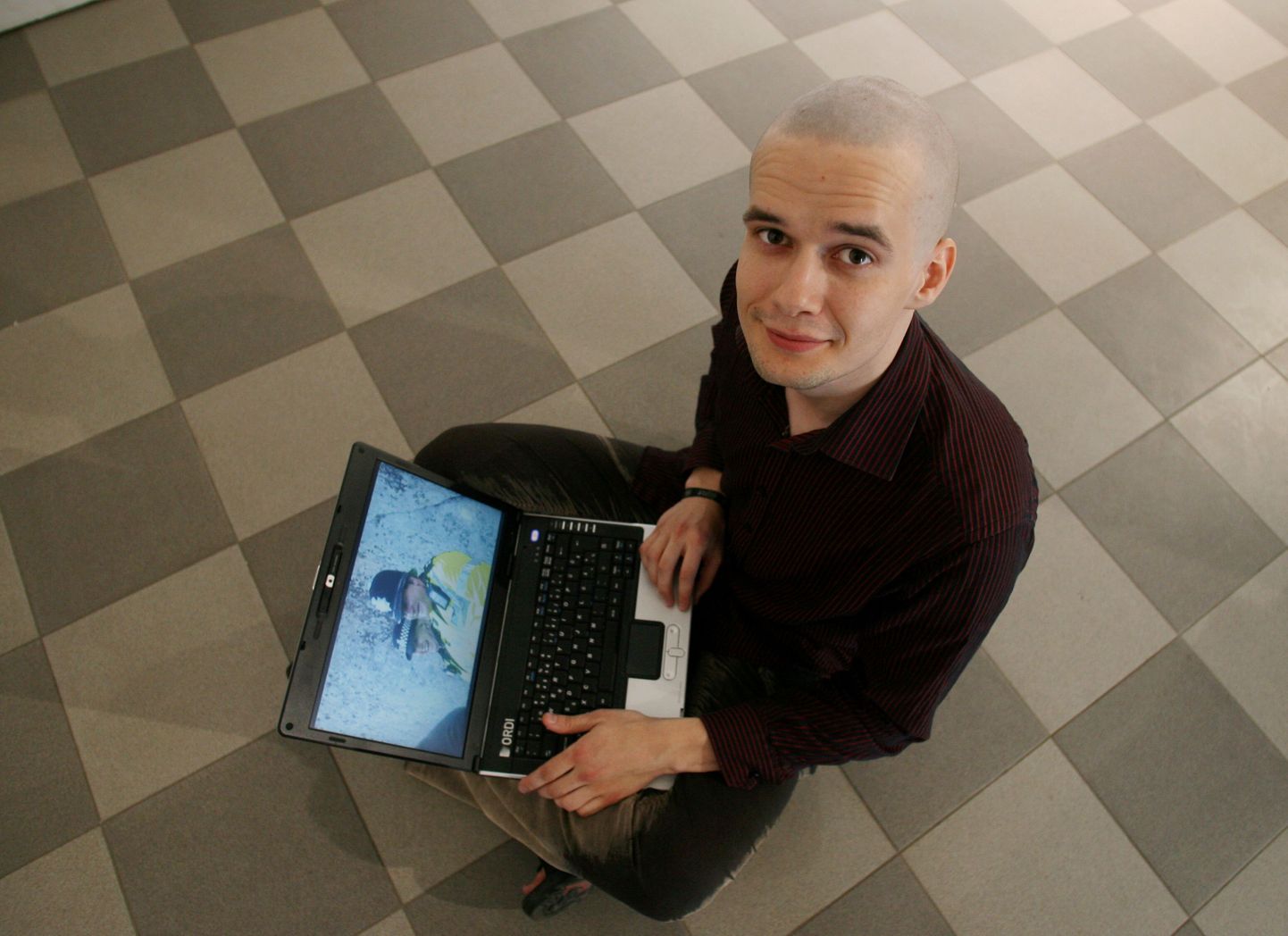 Tiit Joala näitab arvutist oma filmi märgilise tähendusega kaadreid.