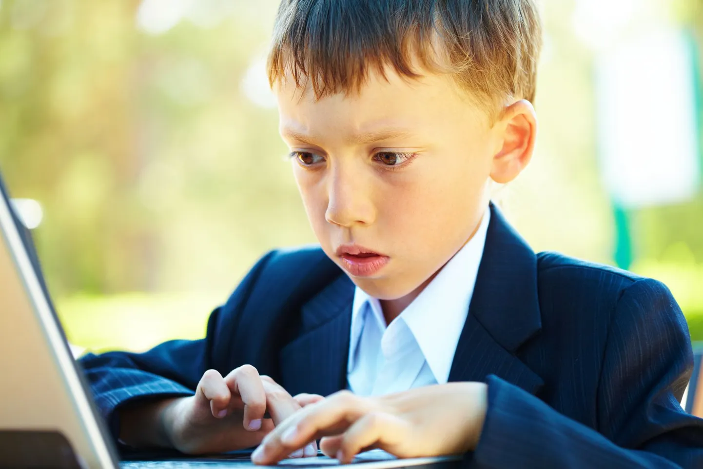 Aeg-ajalt tasub kontrollida, mida laps internetis teeb ja kui palju ta endast avaldab. Tuleta lapsele meelde, mis ohud teda virtuaalmaailmas ümbritsevad.