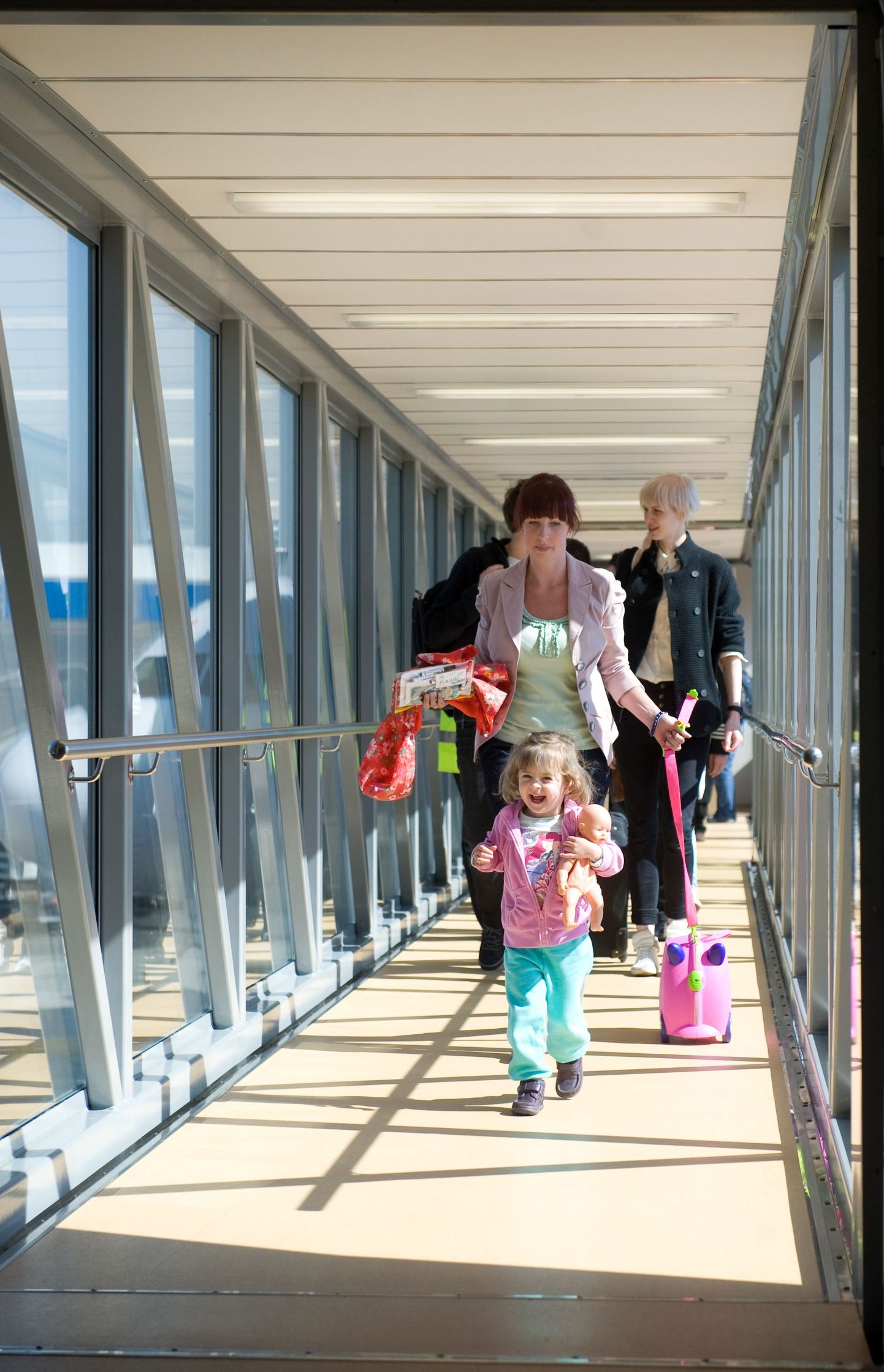 Reisihuviline pere suundub lennuki pardale, et minna Liverpooli.