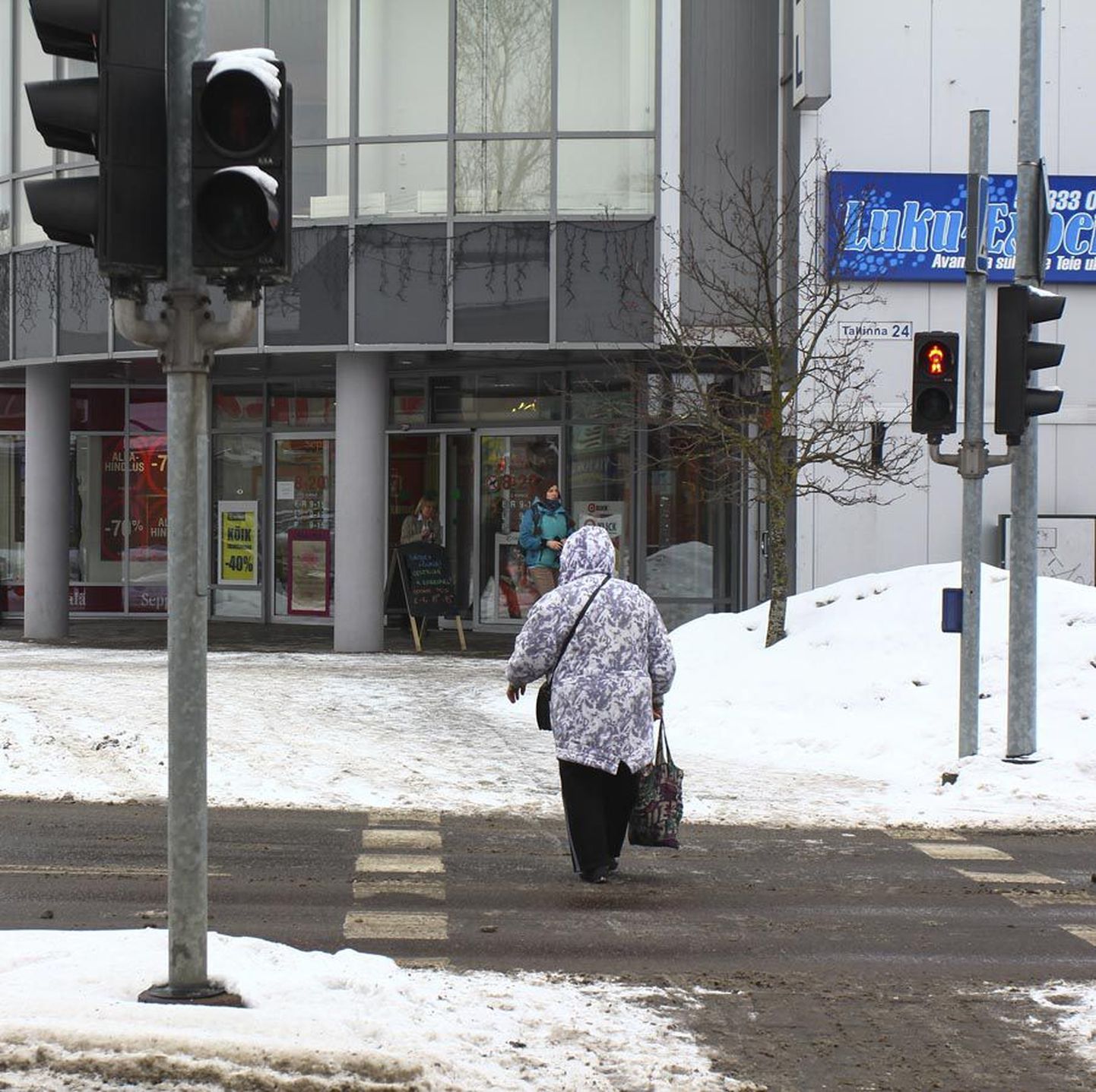 Viljandis Centrumi kaubanduskeskuse juurest üle Tallinna tänava viival vöötrajal näeb tihti jalakäijaid, kes jõuavad teisele poole teed siis, kui foor näitab juba punast tuld.