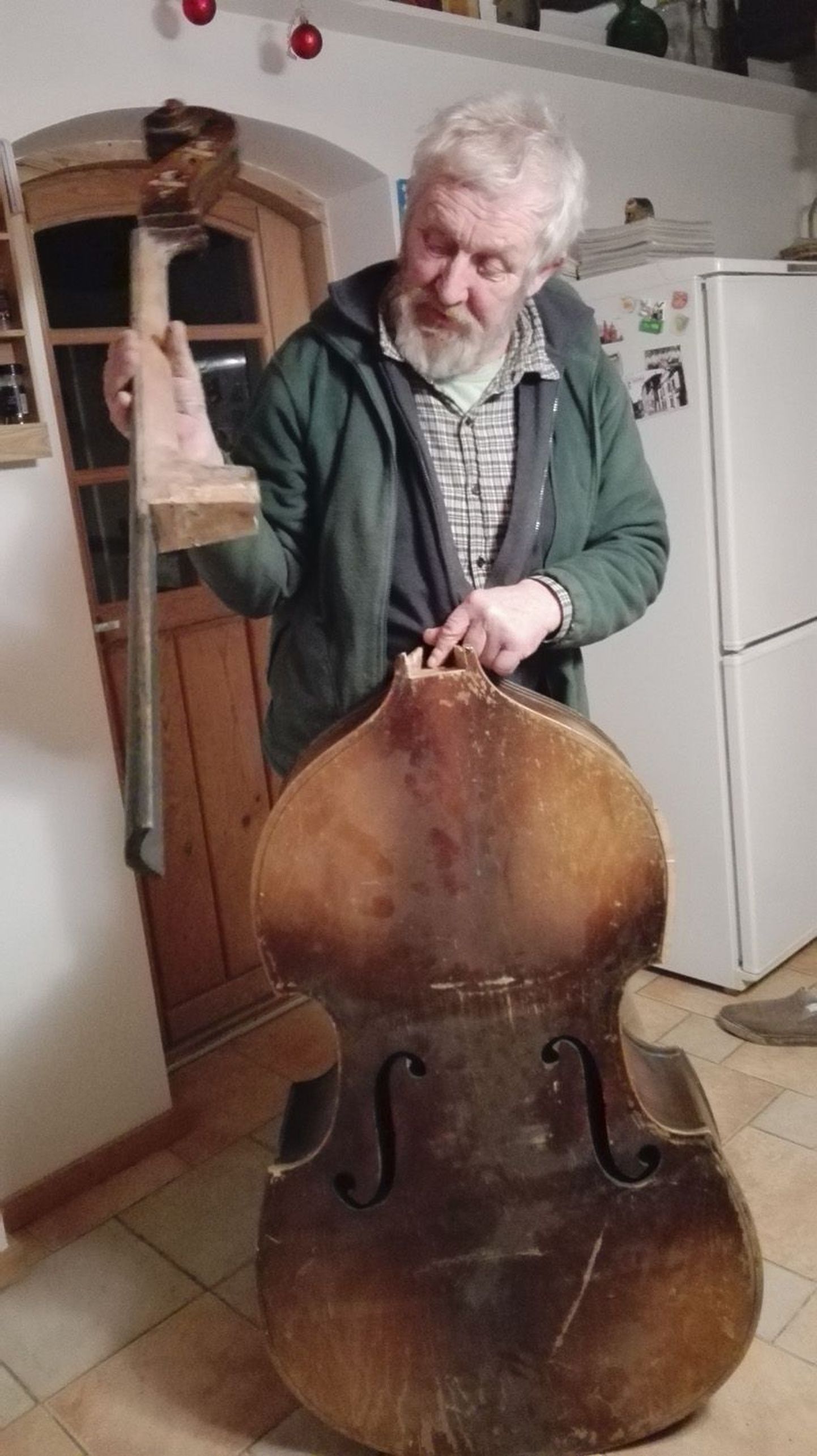 Palmse mees Rein Tauts võttis kontrabassi oma hoole alla ja püüab selle uuesti mängima saada.