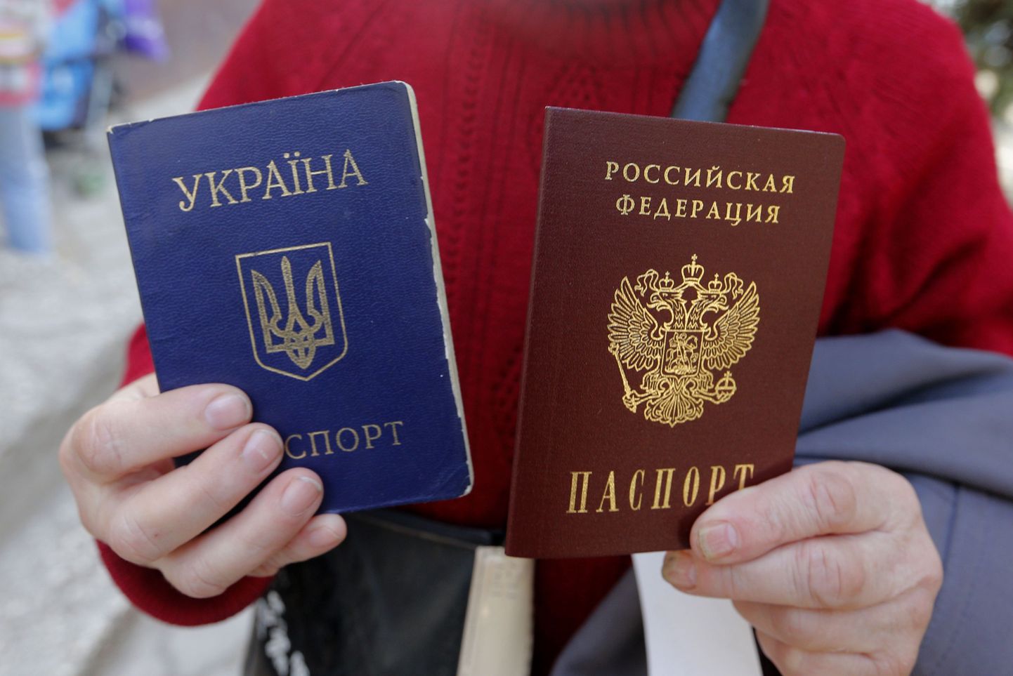 Krimmi elanik Vene ja Ukraina passidega.