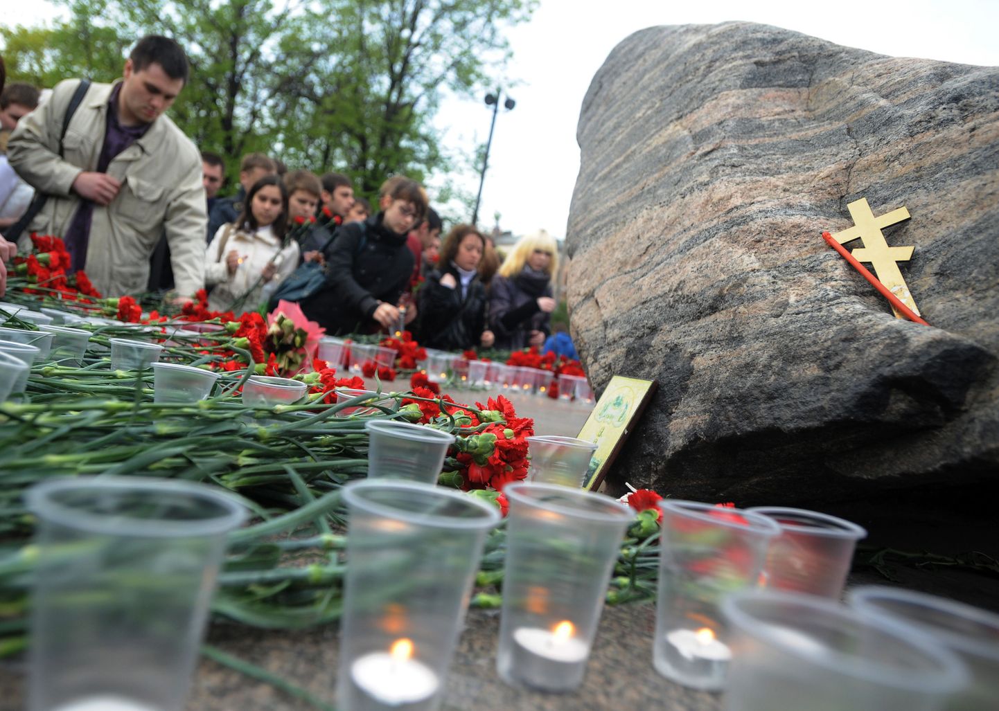 Metrooplahvatuste ohvrite mälestuseks toodud lilled Lubjanka väljakul Moskvas.