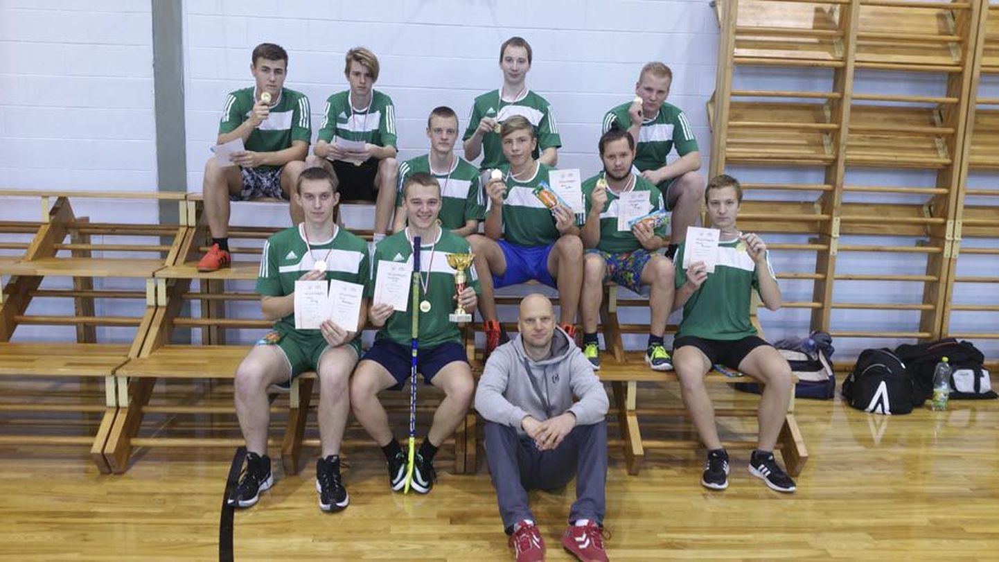 Esmaspäeval toimunud Viljandimaa koolide X–XII klassi poiste saalihokikarikavõistlustel sai esimese koha Olustvere teenindus- ja maamajanduskooli võistkond.