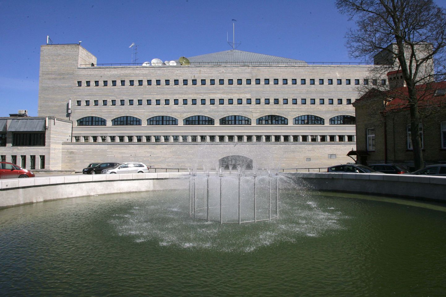 Purskkaev Rahvusraamatukogu hoone taga.