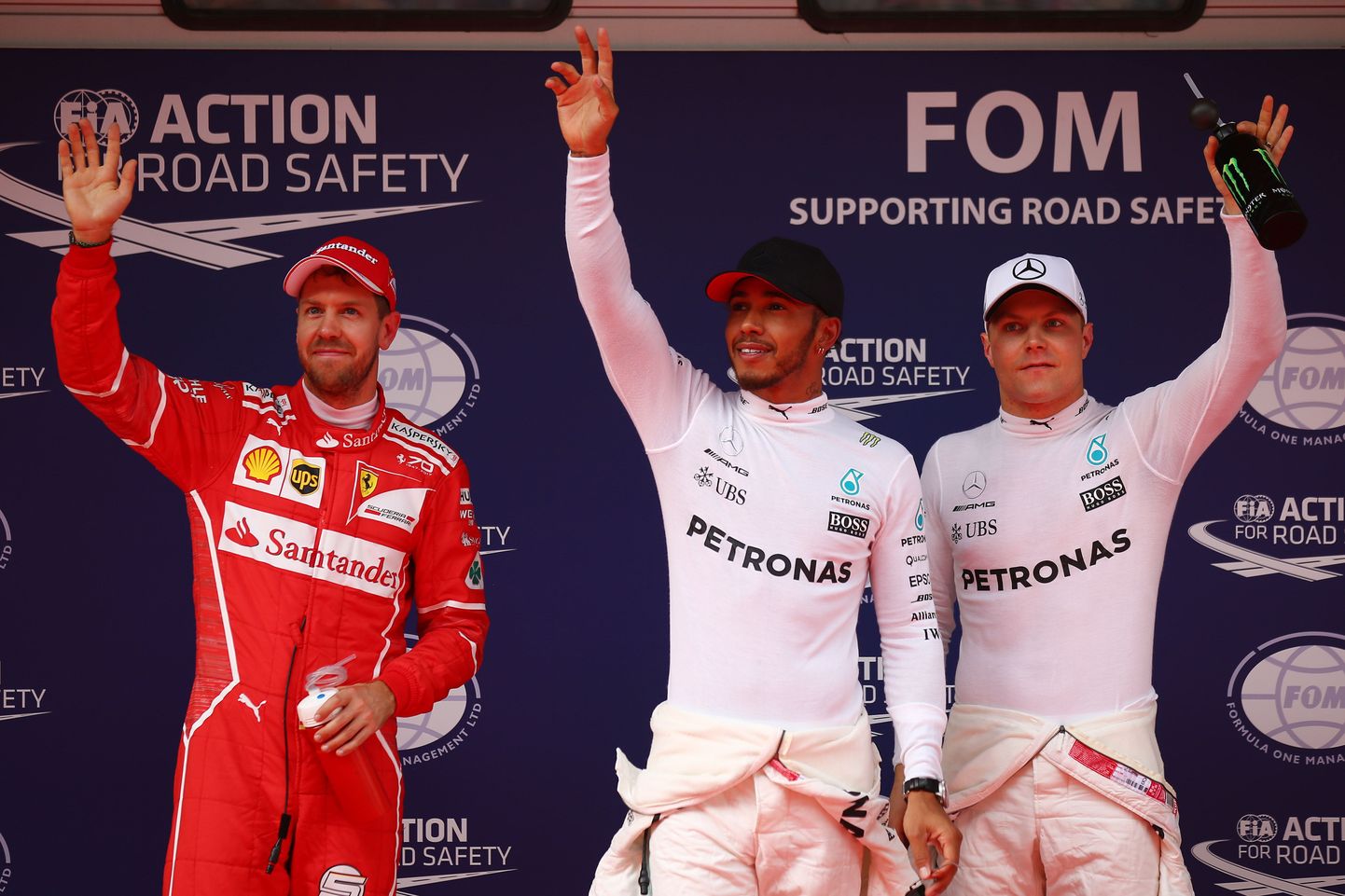 Sebastian Vettel (vasakul) stardib homme Lewis Hamiltoni ja Valtteri Bottase vahel teiselt kohalt.