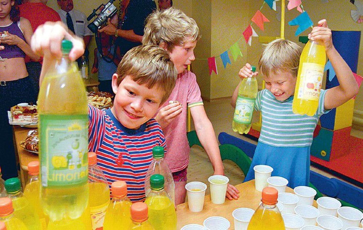 Kuigi Eesti lapsed tarvitavad teiste riikidega võrreldes vähem magusaid karastusjooke, soovitavad ka meie toitumiseksperdid janu kustutamiseks limonaadi asemel vett juua.