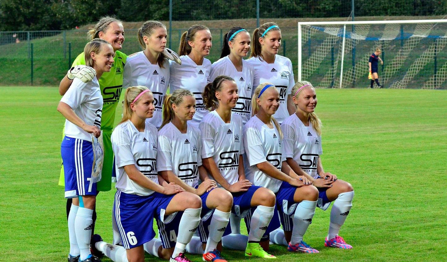 Pärnu jalgpalliklubi naiskond enne kohtumist Makedoonia Ekonomist naiskonnaga.