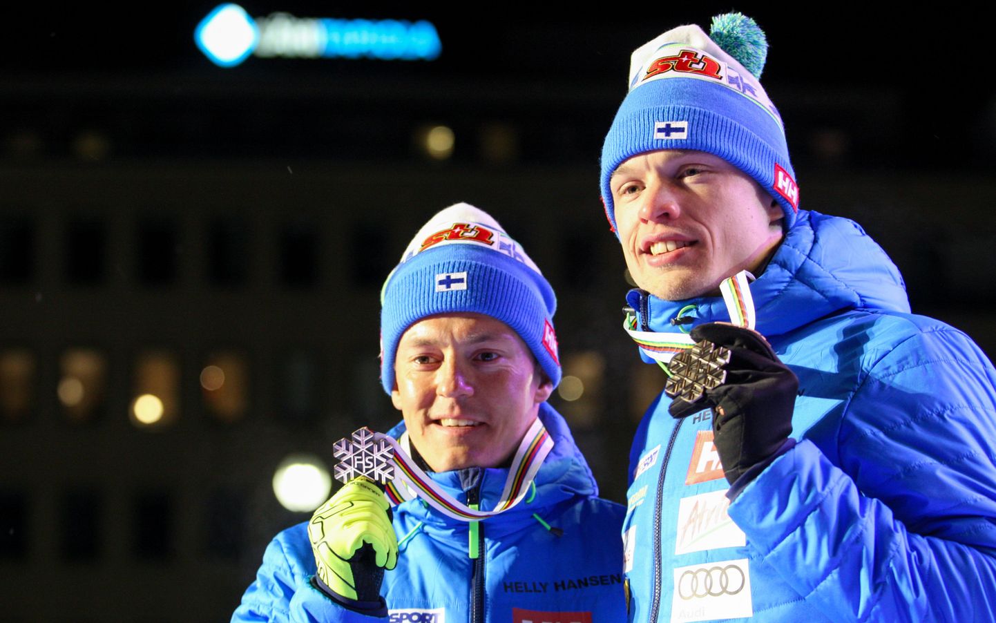 Sami Jauhojärvi (vasakul) koos Iivo Niskaneniga eilsel auhinnatseremoonial.