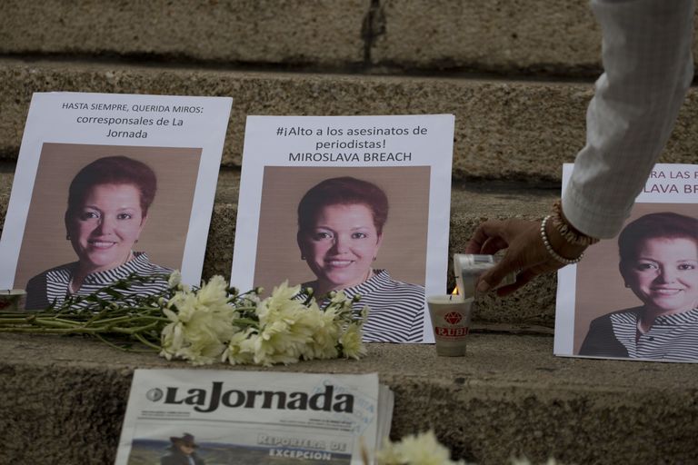 Inimesed leinavad hiljuti tapetud ajakirjanikku Miroslava Breachi. Foto: Eduardo Verdugo/AP/Scanpix