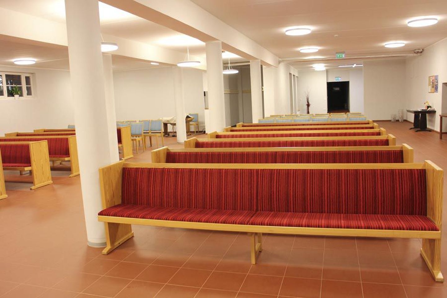 Viljandi baptistikoguduse hoone asub August Maramaa puiesteel. Jõuluõhtu jumalateenistus peetakse suure hoone keldrikorrusel.