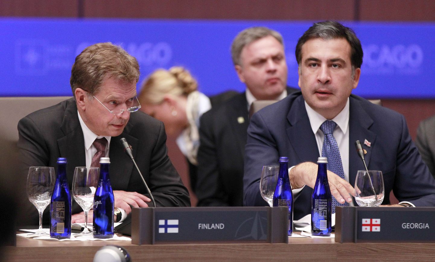 Soome president Sauli Niinistö koos Gruusia kolleegi Mikheil Saakašviliga NATO tippkohtumisel Chicagos 21. mail.