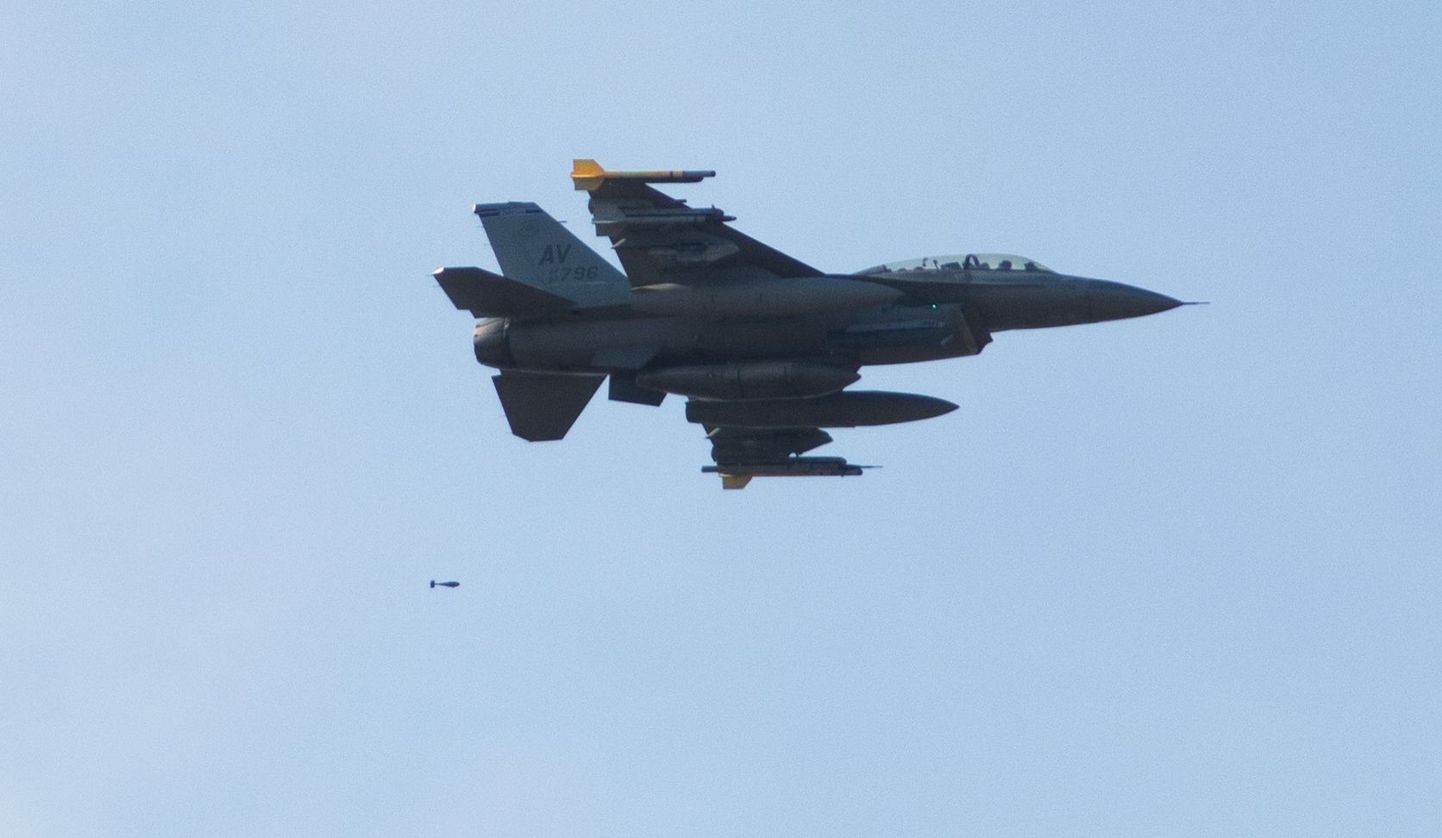 USA hävituslennukid F-16 lasid kaitseväe keskpolügoonil Eesti ja Ameerika Ühendriikide õhuvägede õppuse käigus maapealseid sihtmärke.