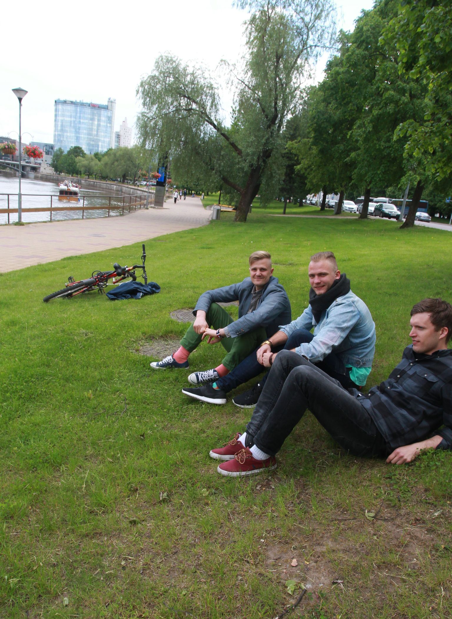 Joel Ostrat (vasakult), Karl Astok ja Mikk Valtna loodavad, et juba juulikuus töötab sellel Emajõe-äärsel haljasalal nende mojitobaar.
kt/Foto KRISTJAN TEEDEMA