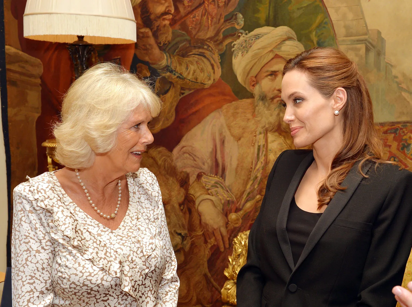 Cornwalli hertsoginna Camilla ja Angelina Jolie vestlesid 12. juunil Londonis Jolie kampaaniast seksuaalvägivalla vastu sõjakolletes