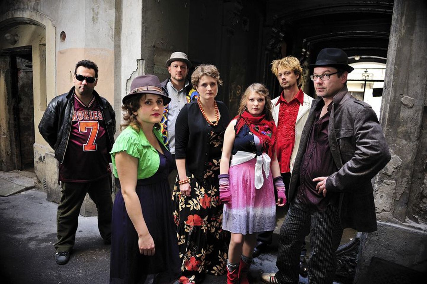 Warsaw Village Band on üks tuntumaid Ida-Euroopa pärimusmuusika ansambleid, kes on suutnud tuua poola vanema muusika metsikuse ja kütkestavuse suurtele lavadele.