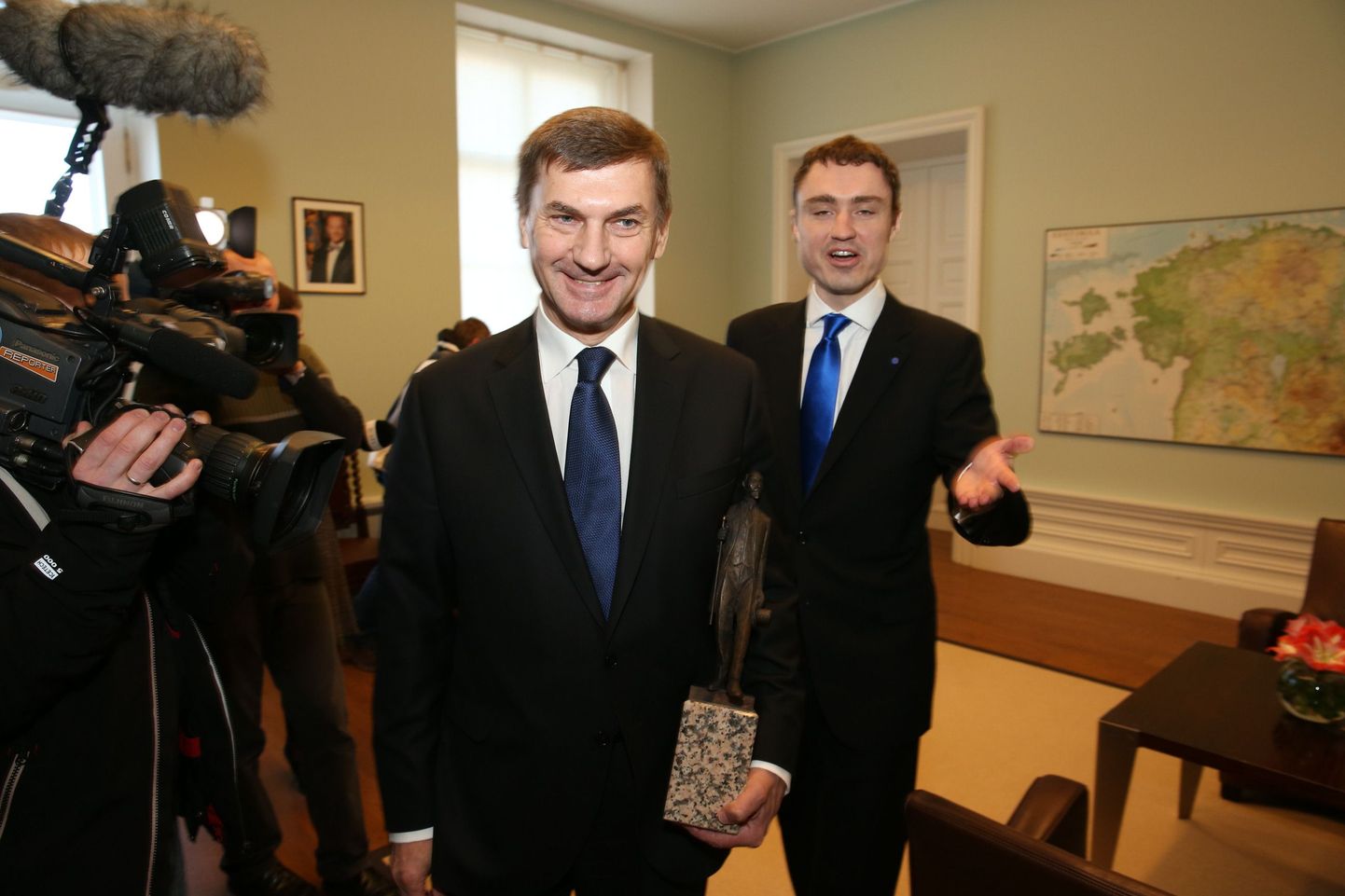 Eelmine valitsusjuht Andrus Ansip koos uue peaministri Taavi Rõivasega.