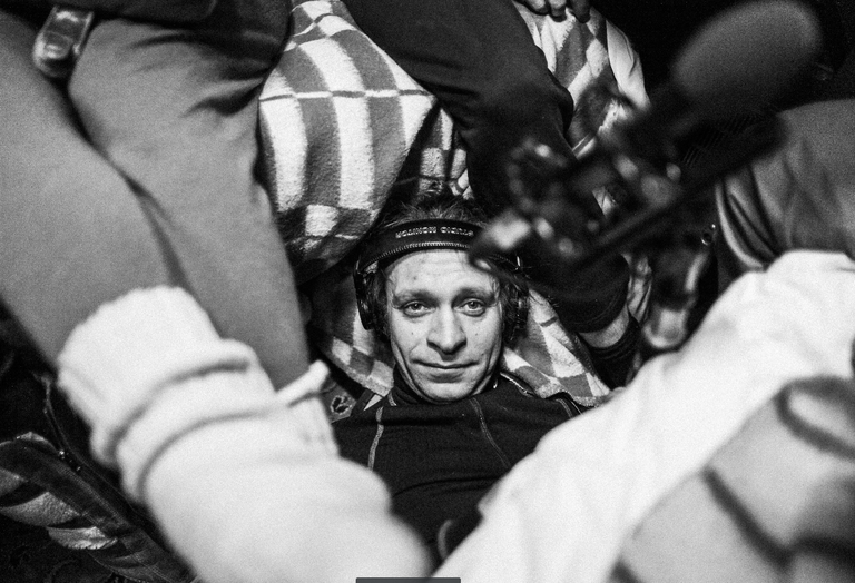 Urmas Eero Liivi «Must Alpinist», fotol filmi helitehnik Jevgeni Berezovski. Lazarevi kommentaari kohaselt oli rongi kupees väga vähe ruumi. Kuna operaator ja režissöör olid end sisse pressinud, tuli helitehnikul mahutada ennast võttemeeskonna ja näitlejate jalge alla põrandale.