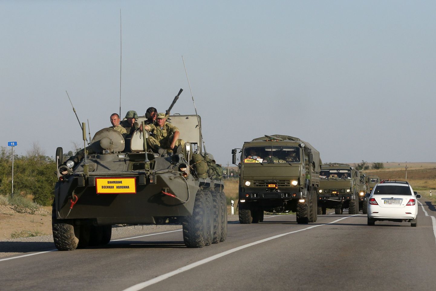 Vene soomuk eskortis eile Rostovi oblastis Kamensk-Šahtinski lähedal sõjaväekolonni.