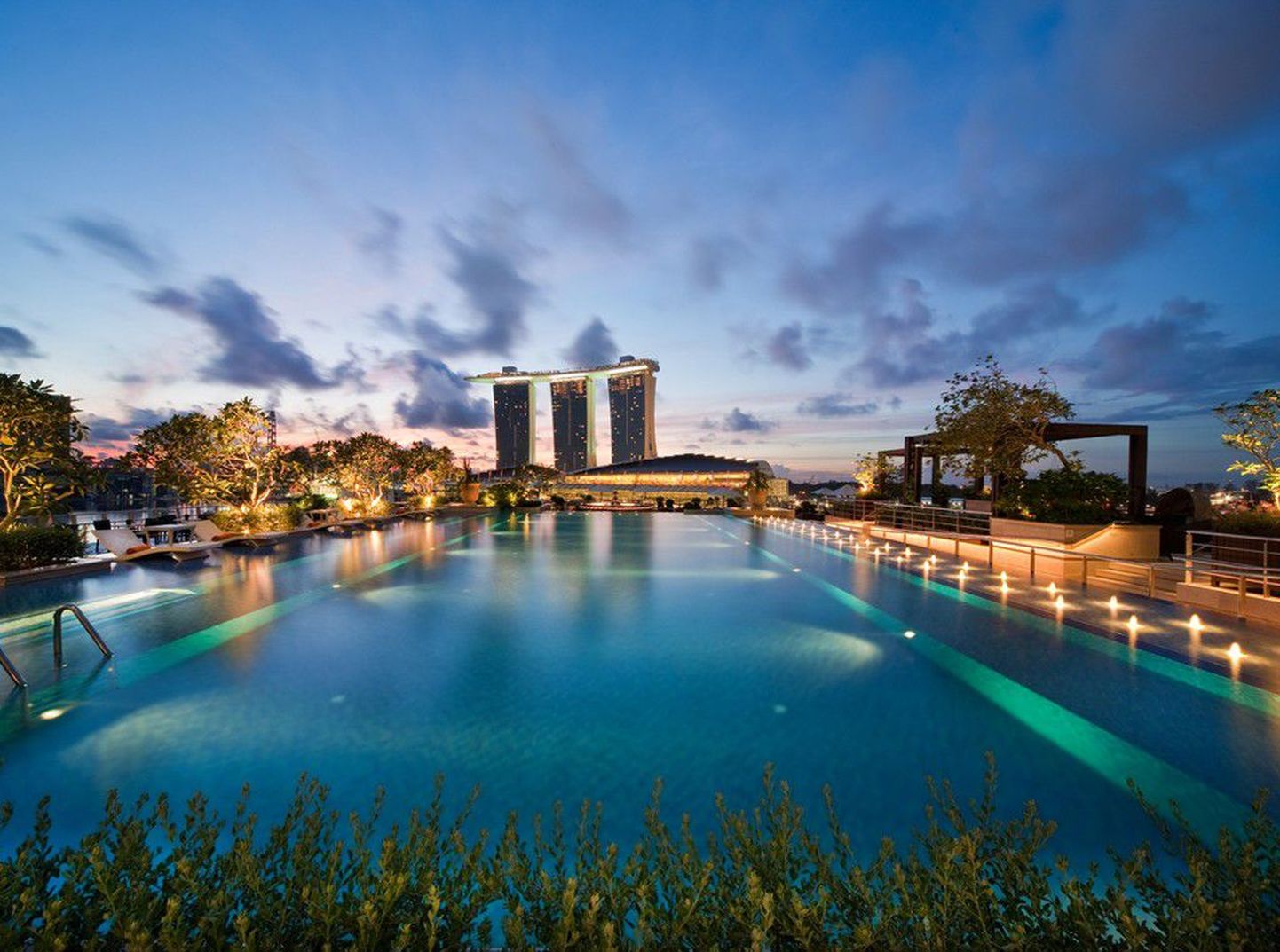 Vaade Marina Bay Sandsi keskusele. Kolme hotelli ühendab katuseterrass, mis mahutab ka parke ja ruumika basseini.