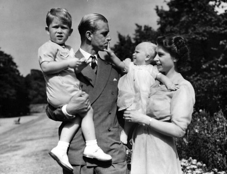 Принцесса Елизавета и принц Филипп с детьми - Чарльзом и Анной (1951 г.) 