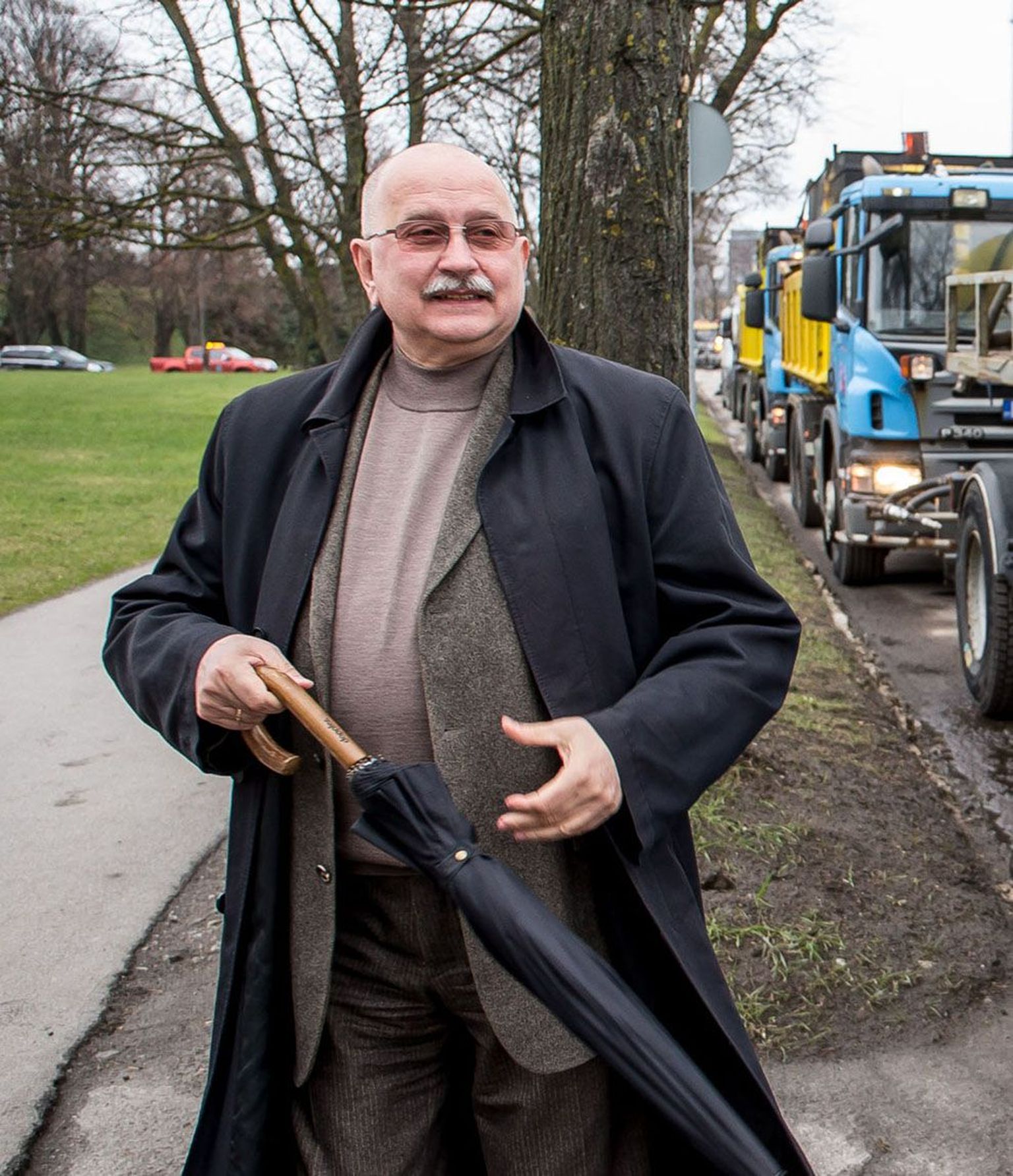 Kalle Klandorf püüab erakonna ühe vihmavarju alla mahutada.