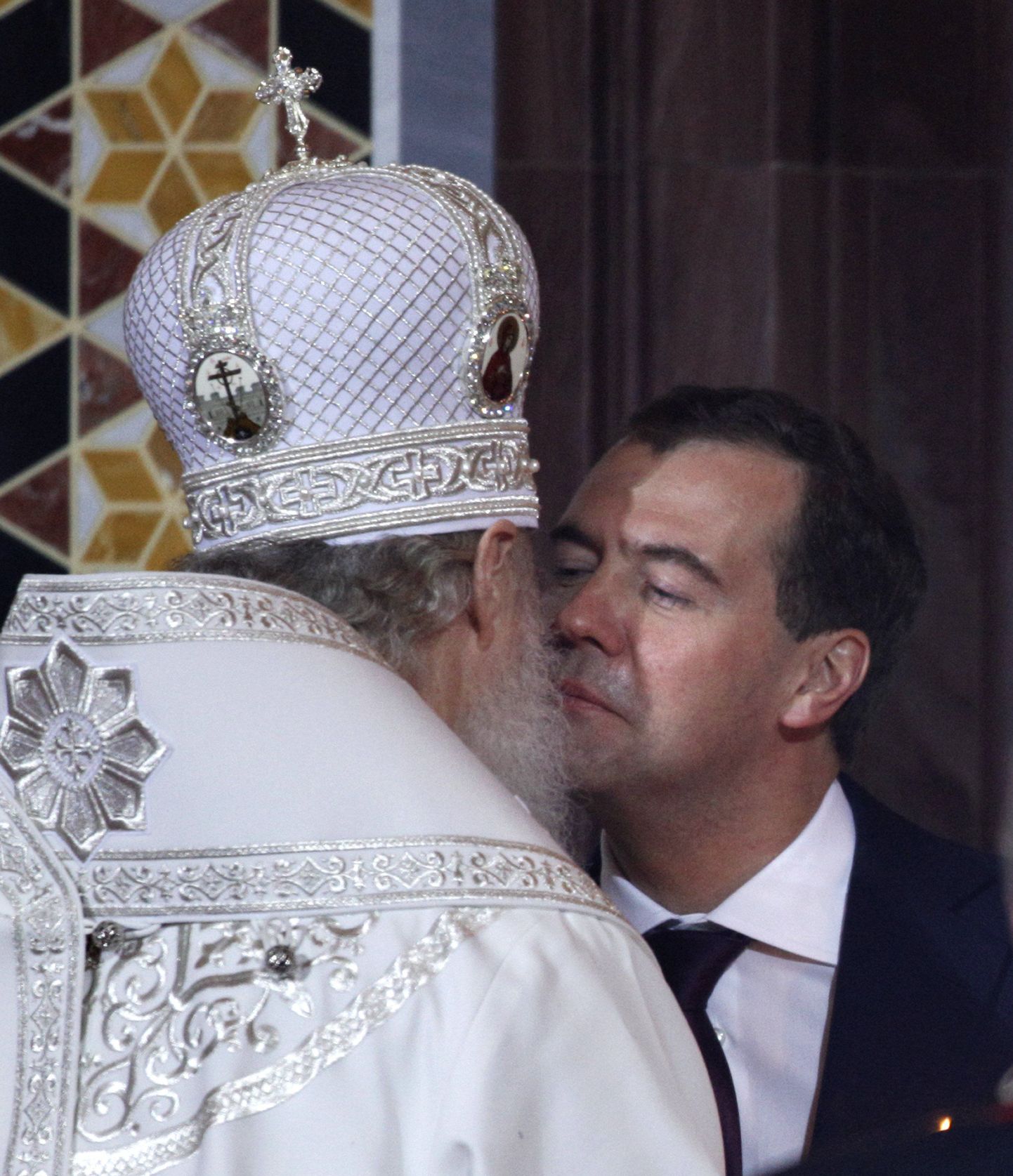Патриарх Кирилл и Дмитрий Медведев на воскресной службе в Ххраме Христа Спасителя.