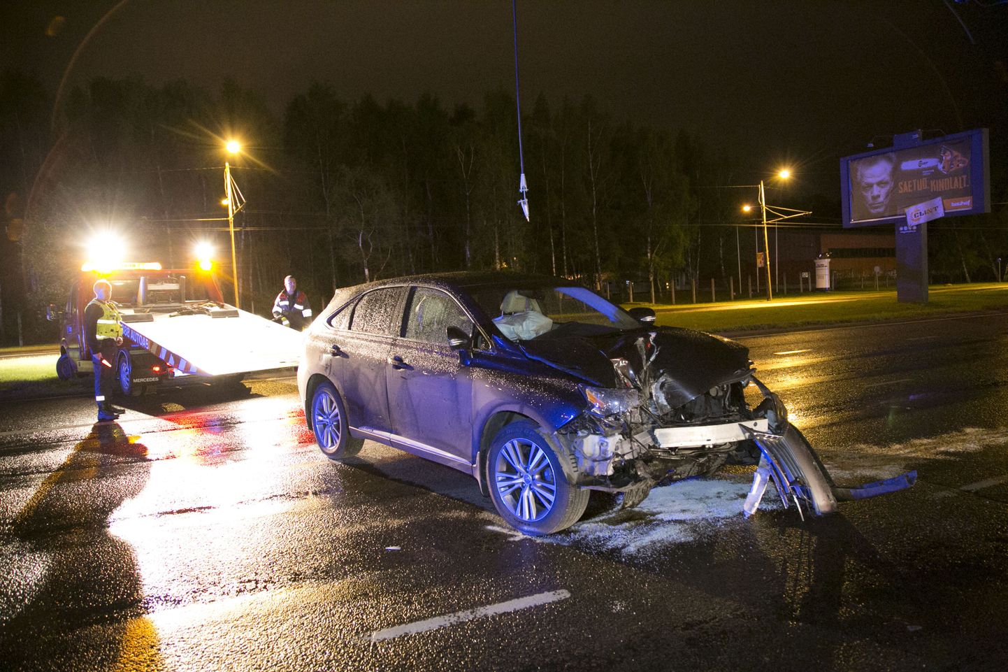 Lexus sattus Paldiski maanteel avariisse.