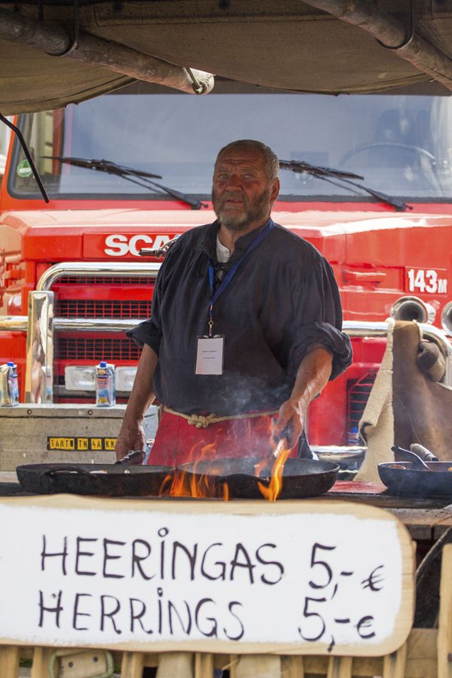 Heeringas on populaarne toit paljudes hansalinnades. Mullu Viljandis peetud peol pakkusid suitsutatud ja grillitud heeringat hansaliikumise südame ehk Lübecki linna esindajad.