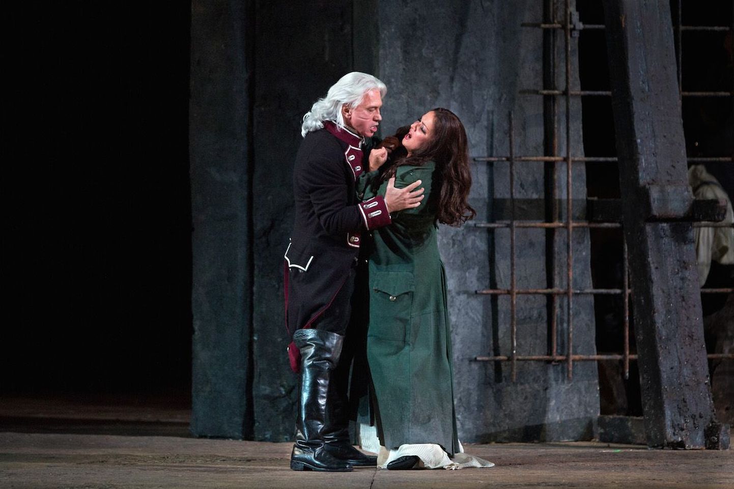 Pildil: Giuseppe Verdi “Trubaduur” (Il Trovatore). Leonarat kehastab Anna Netrebko ja krahv di Luna rolli täidab Dmitri Hvorostovski.