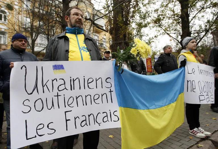 Kaastundeavaldajad Prantsuse saatkonna ees Kiievis.