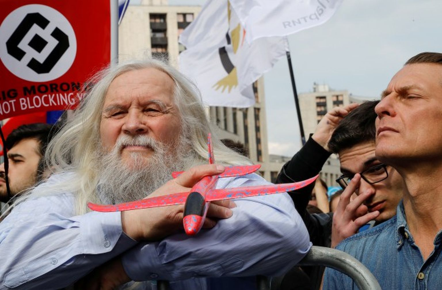 Tūkstošiem cilvēku pirmdien pulcējās mītiņā Maskavā, lai paustu atbalstu interneta brīvībai un protestētu pret Krievijas varasiestāžu centieniem apturēt populārās ziņapmaiņas lietotnes «Telegram» darbību.
