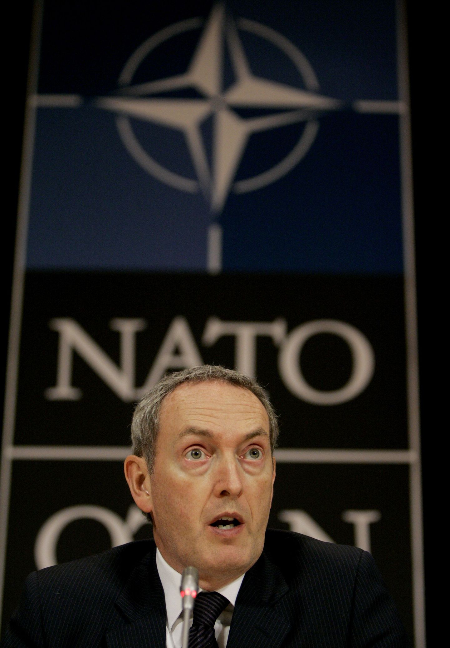 Briti kaitseminister John Hutton presszikonverentsil NATO peakorteris.
