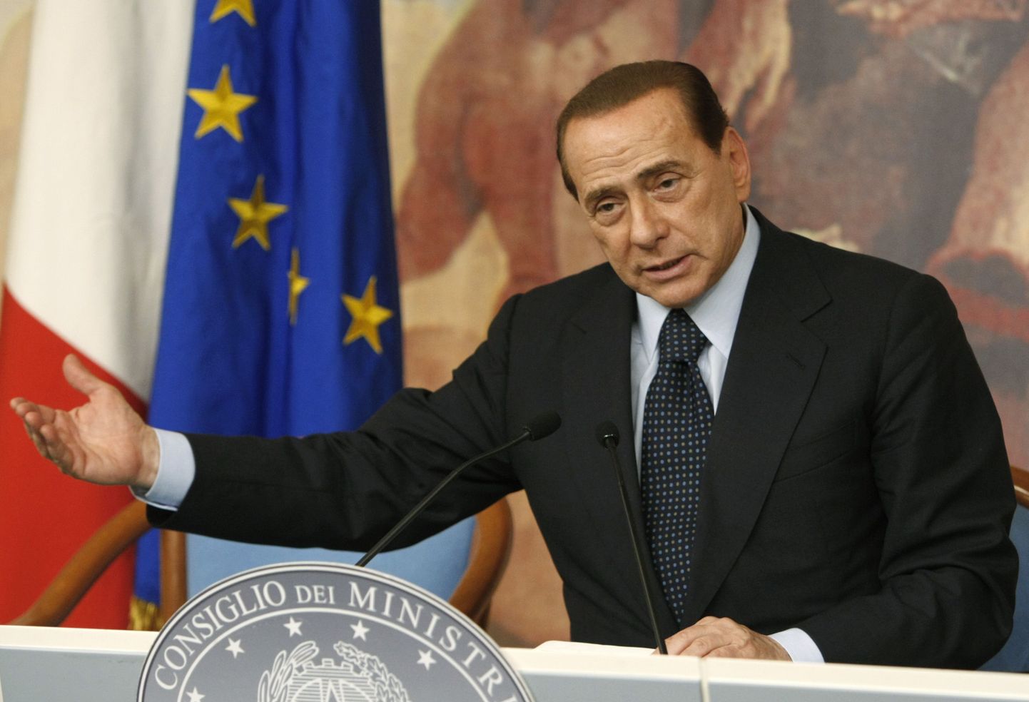 Itaalia peaminister Silvio Berlusconi pressikonverentsil.