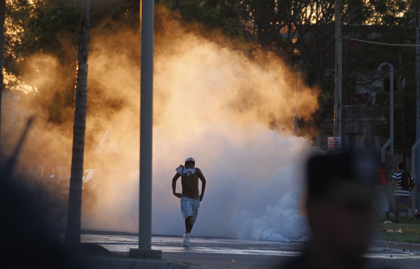 Беспорядки в Аргентине 21 декабря 2012. Полиция применила слезоточивый газ.