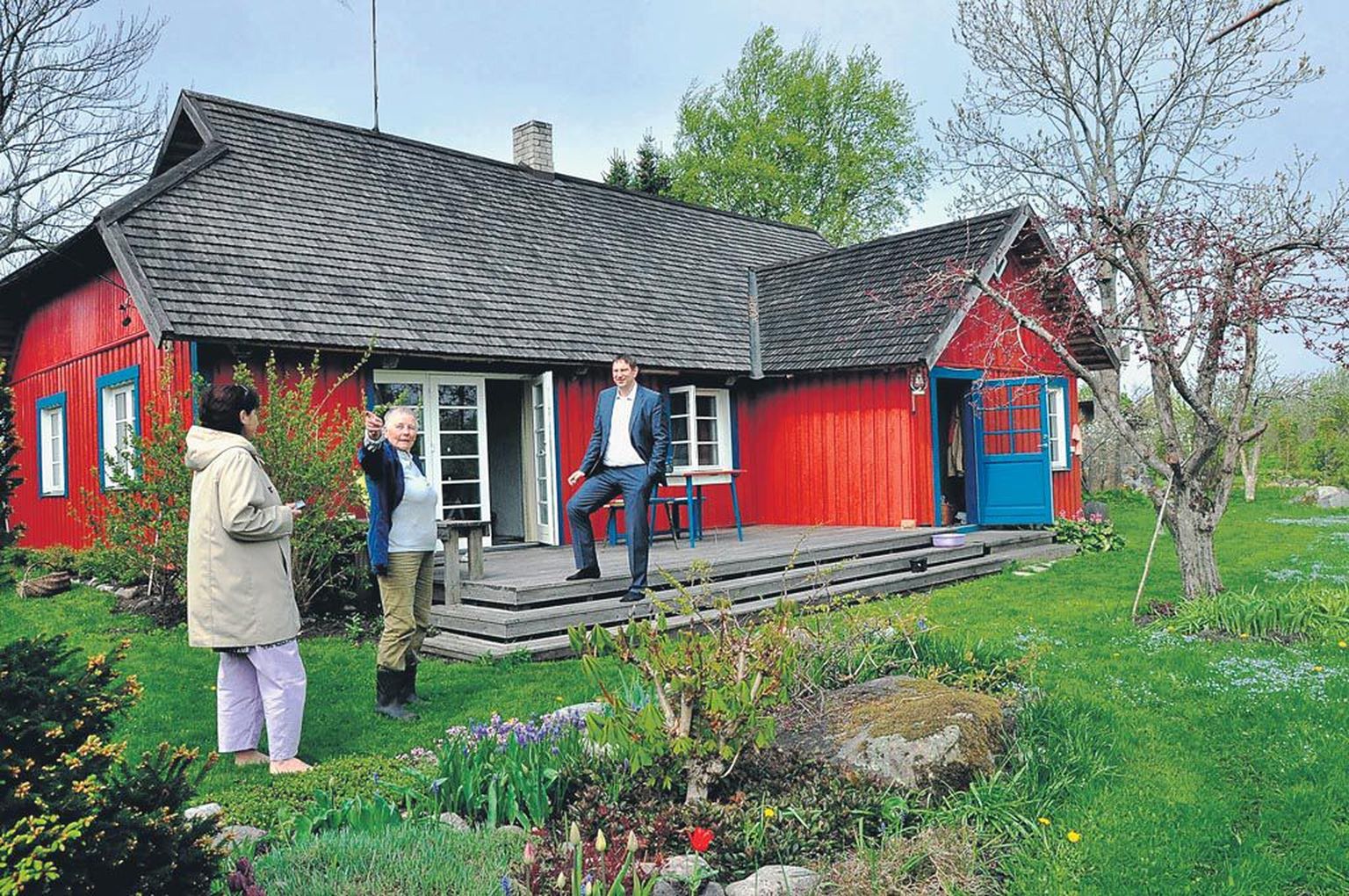 Helju Pomerantsile (keskel) kuuluva suvemaja rõdult paistab meri ja maja lõunapoolsel küljel on suur päikesele avatud terrass, hooldatud iluaed ja lastele avar mängumaa – eestlaste ettekujutus ideaalsest suvilast.