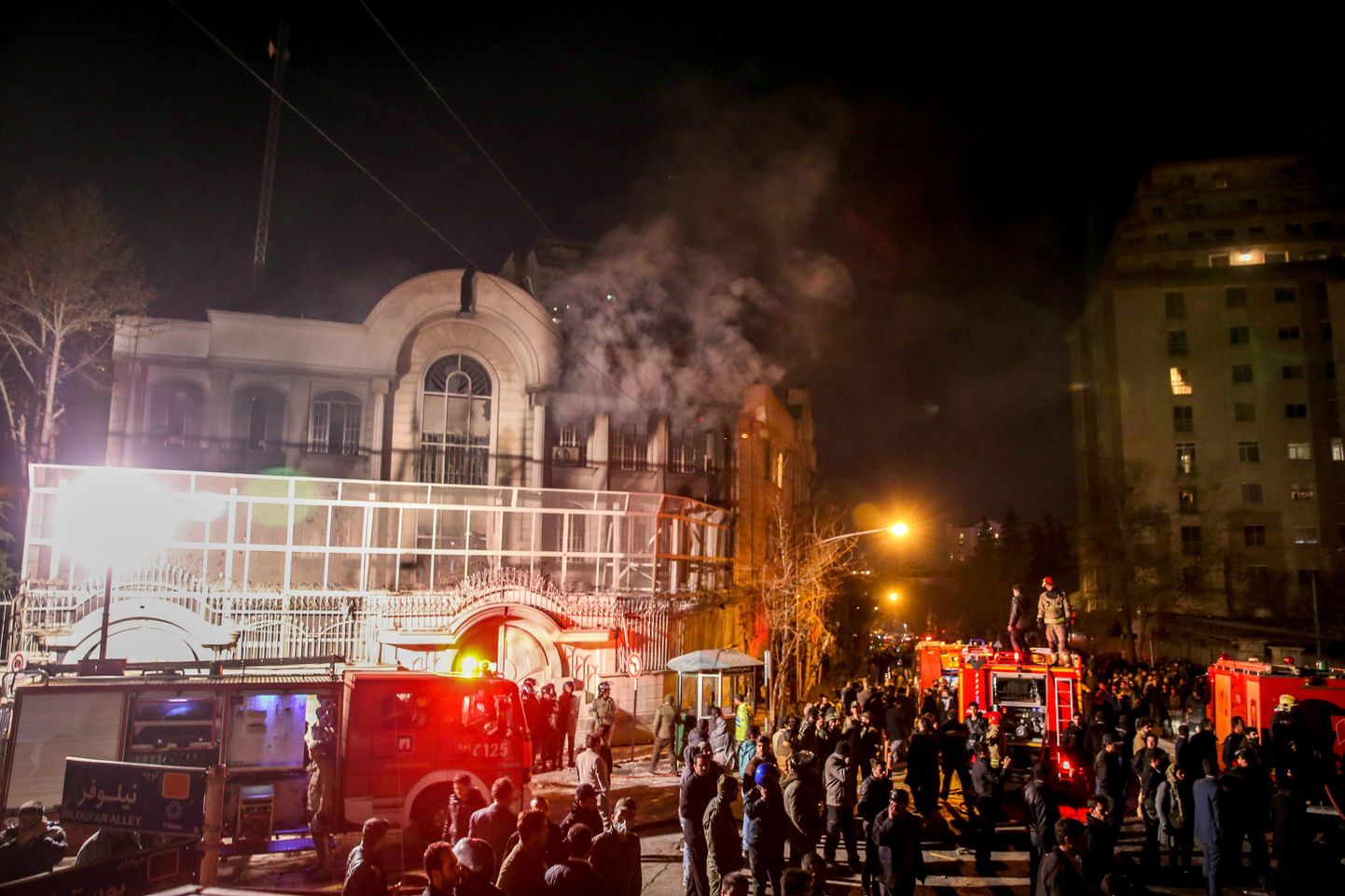 Iraani protestijad Saudi saatkonna ees Teheranis