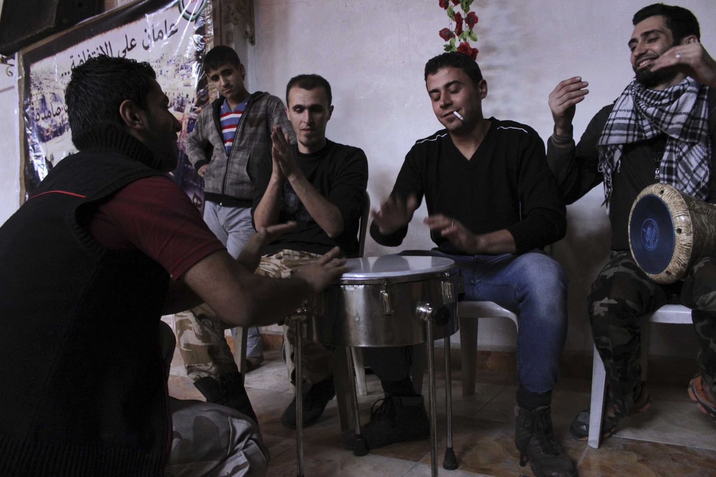 Opositsioonilise Vaba Süüria Armee võitlejad musitseerimas.