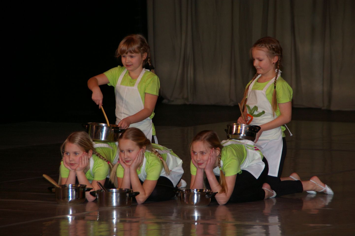 Pärnu vahevoorus astuvad teiste seas lavale ka Hotspordi Liblikate rühma tantsijad, kes kutsuvad oma lustaka tantsuga süüa tegema.
