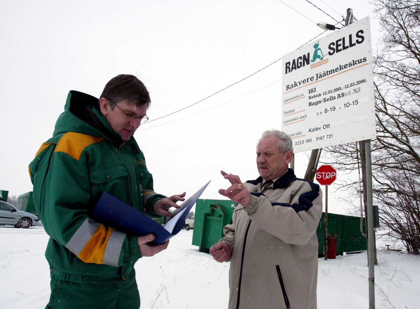 Rakvere jäätmejaama operaator Peeter Valing (vasakul) ja Rakvere linna keskkonnainsener Jüri Eljas arutamas Ussimäe prügila likvideerimiskava üle.