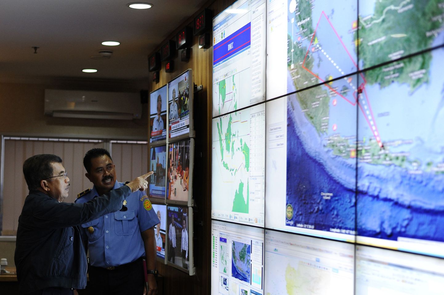 Indoneesia asepresident Jusuf Kalla saamas ülevaadet otsingutest.