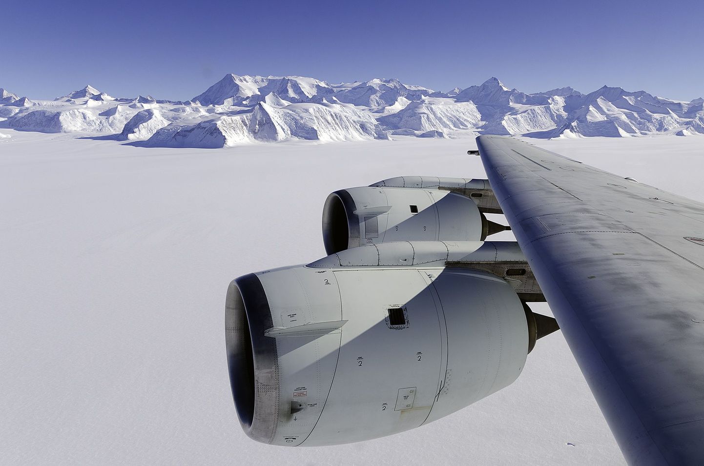 Antarktika kõrgeim mägi Vinson (eemal) on 4892 meetrit kõrge.