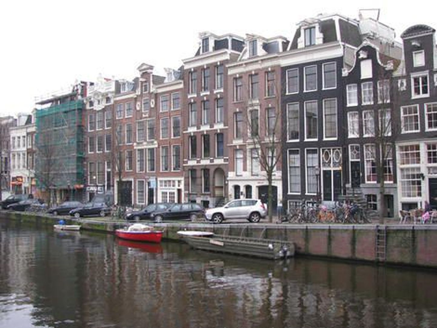 Amsterdami südalinna iseloomustavad kanalid, nukumajad nende kallastel ja jalgrattad. Et maad vähe ja see on ülikallis, on trepid imekitsad ja kõik suuremad asjad toimetatakse kõrgematele korrustele tõstuki abil.