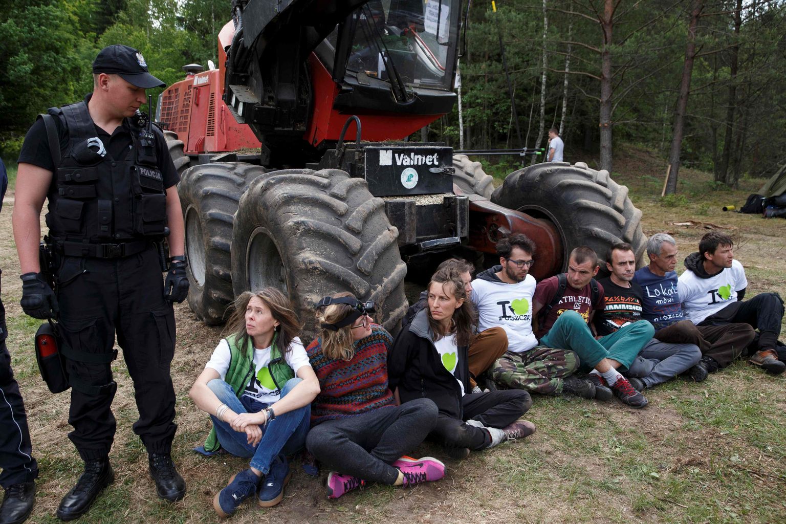 Greenpeace`i aktivistid blokeerimas metsaraiemasinat, et takistada Bialowieza metsa langetamist Poolas.