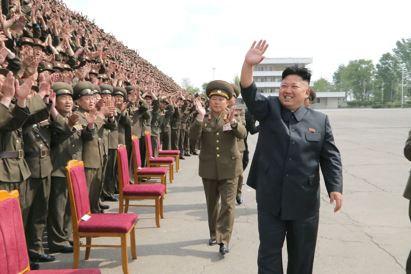 Põhja-Korea juht Kim Jong-Un sõjaväelaste ees.
