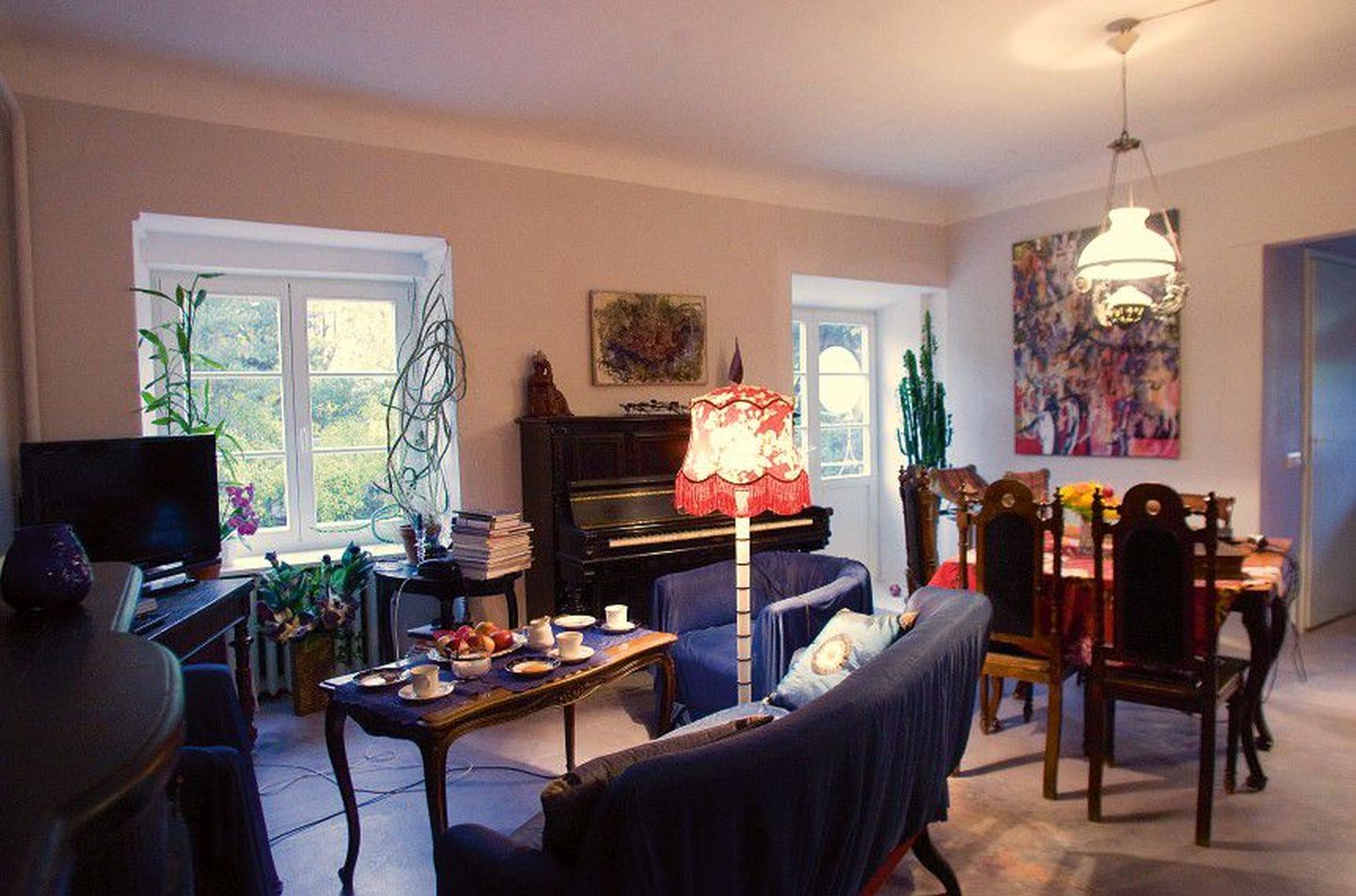 Muljetavaldav: elutoale annavad näo huvitav vana mööbel ja ameerika kunstniku Harry Colmani ning Lola Liivati maalid.