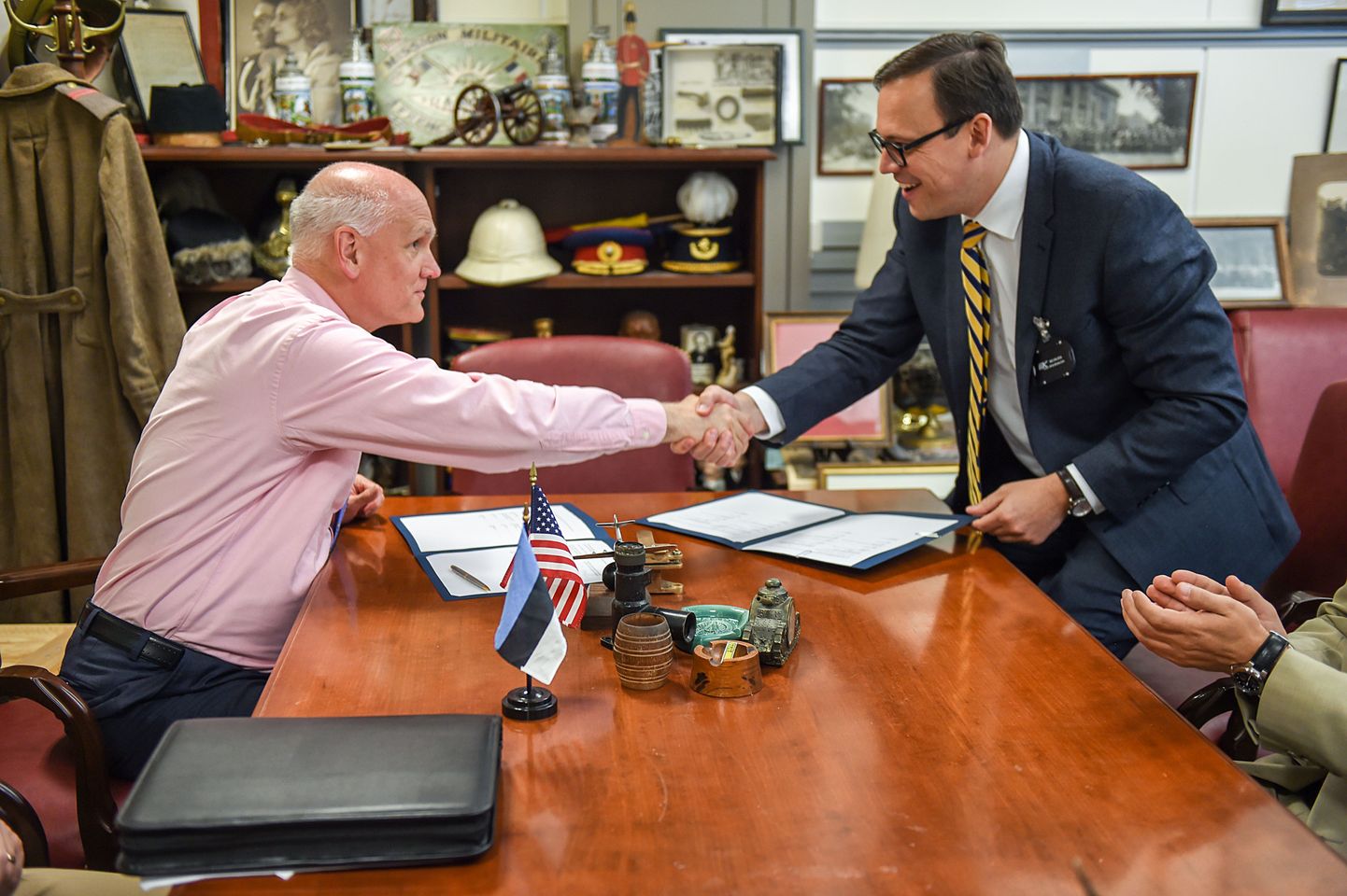 USA abikaitseminister Jim Townsend (vasakul) ja Eesti suursaadik Ameerika Ühendriikides Eerik Marmei  allkirjastasid eile Pentagonis kahe riigi vahelise kaitsealase teadus- ja arenduslepingu.
